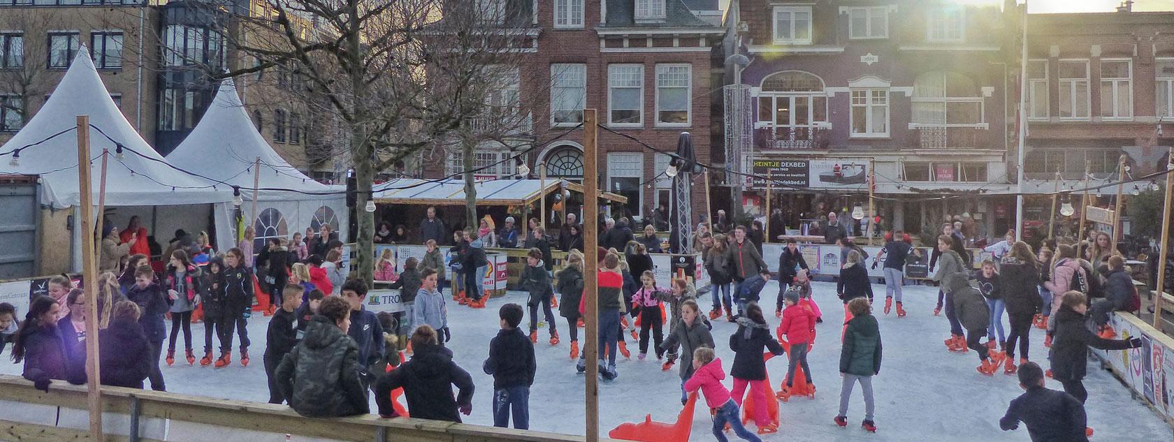 Kinderen schaatsen op de Ijsbaan van Zandvoort