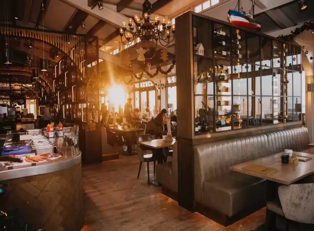 Sfeervol strandpaviljoen waar de zon naar binnen schijnt door de ramen