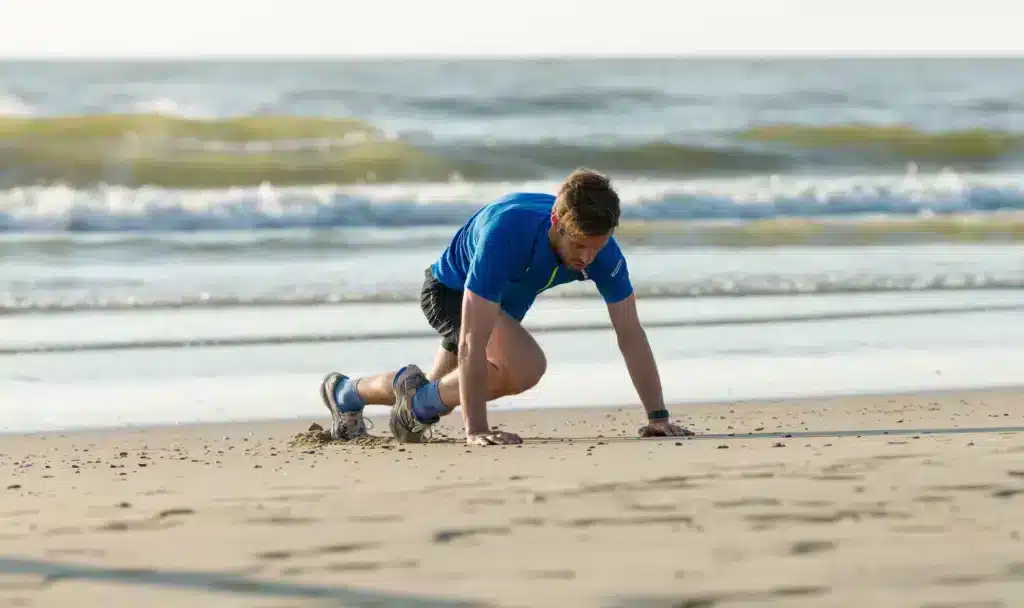 Man op strand Zandvoort bezig met fitness en bootcamp