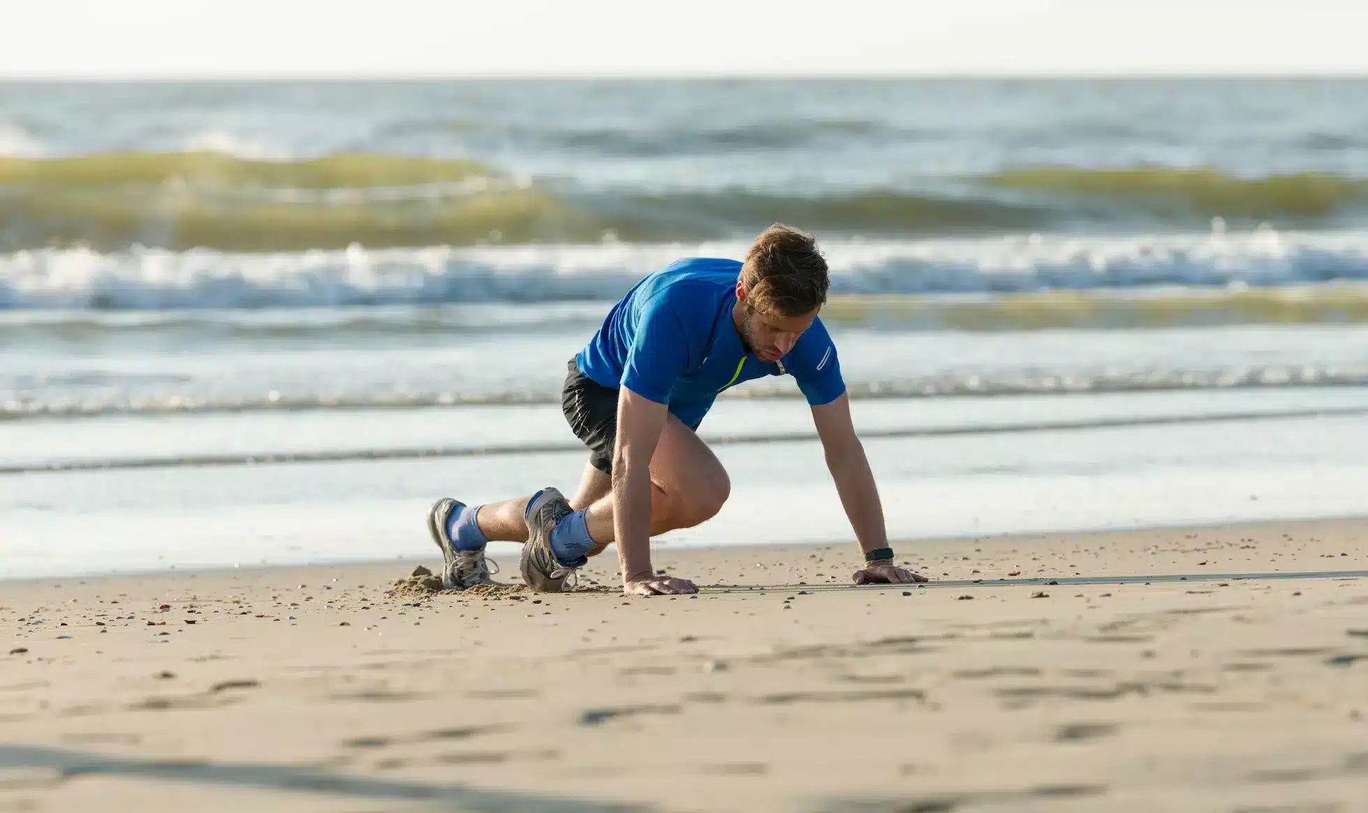 Man op strand Zandvoort bezig met fitness en bootcamp