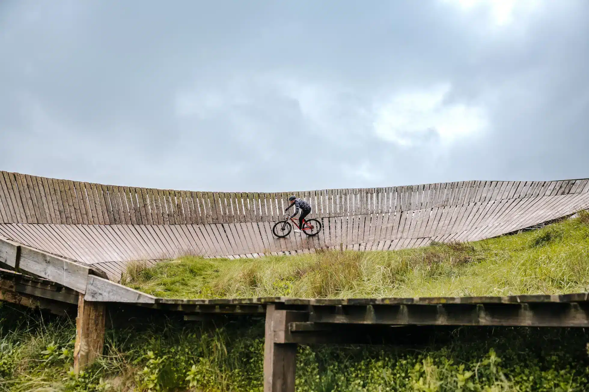 Mountainbiker fiets door kombocht op MTB Parcours Zandvoort