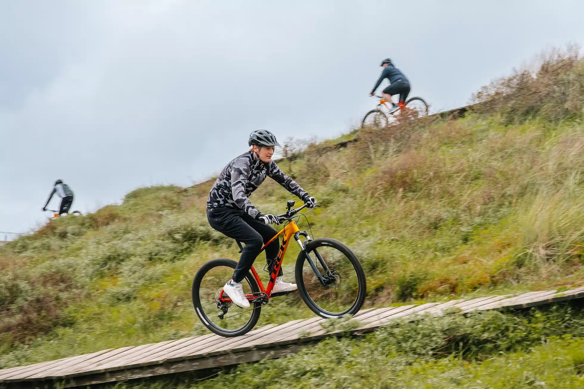 Mountainbikers fietsen over duin Zandvoort
