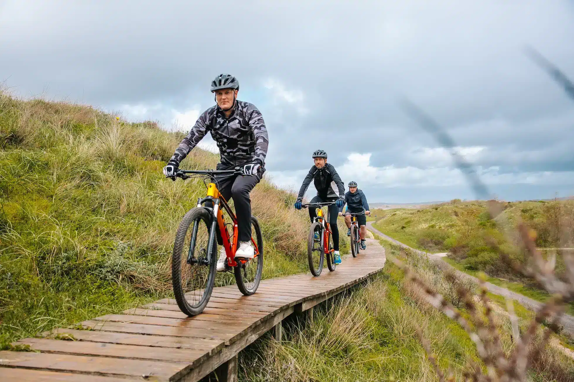 Mountainbikers fietsen door duinen Zandvoort