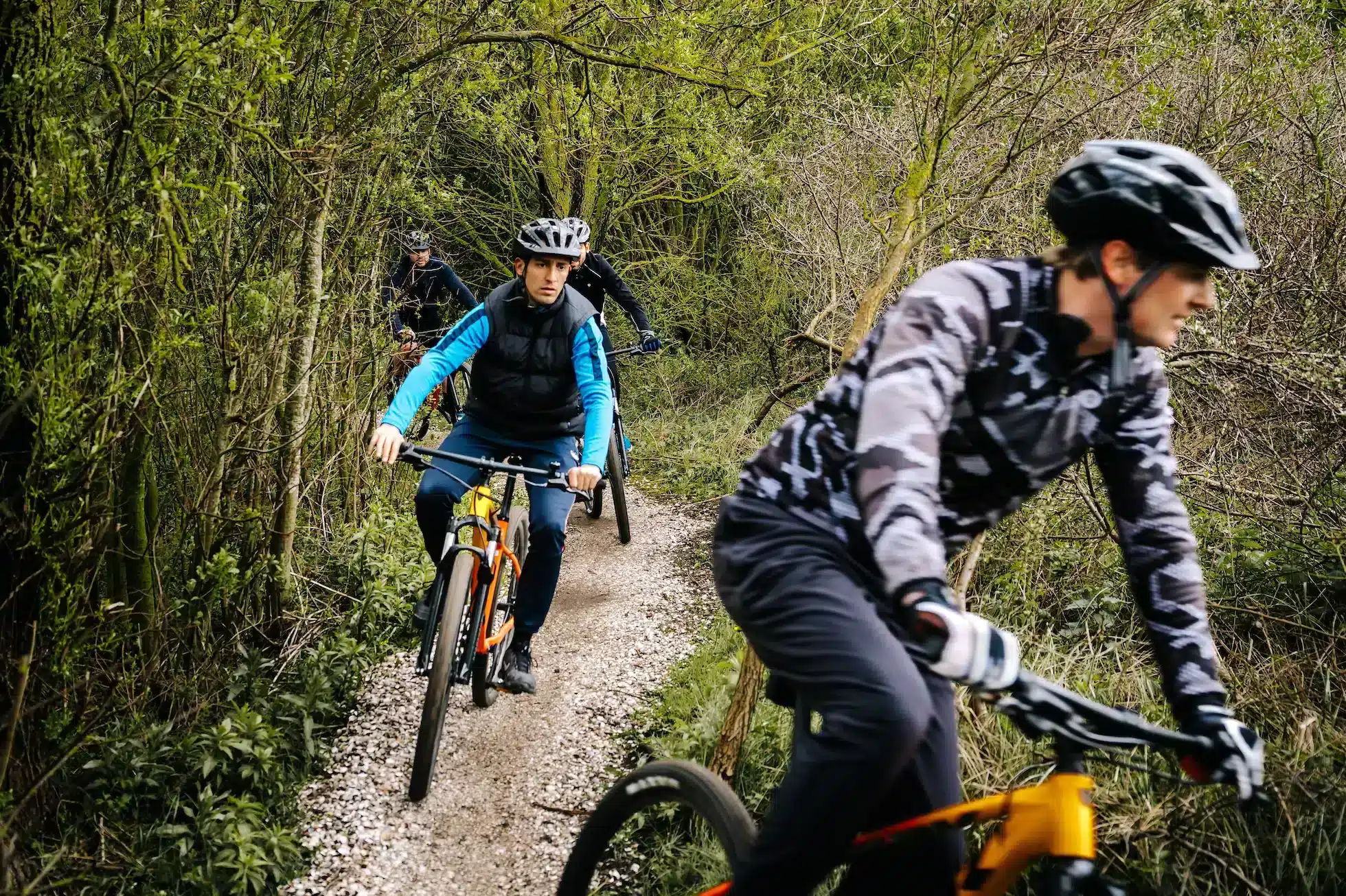 Mountainbiker rijden achter elkaar aan op MTB Parcours Zandvoort