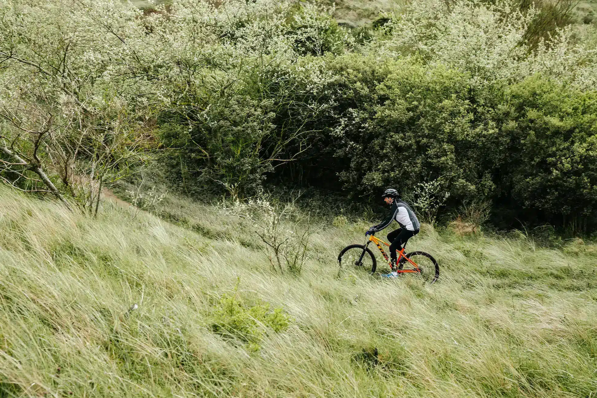 Mountainbiker beklimt duin Zandvoort