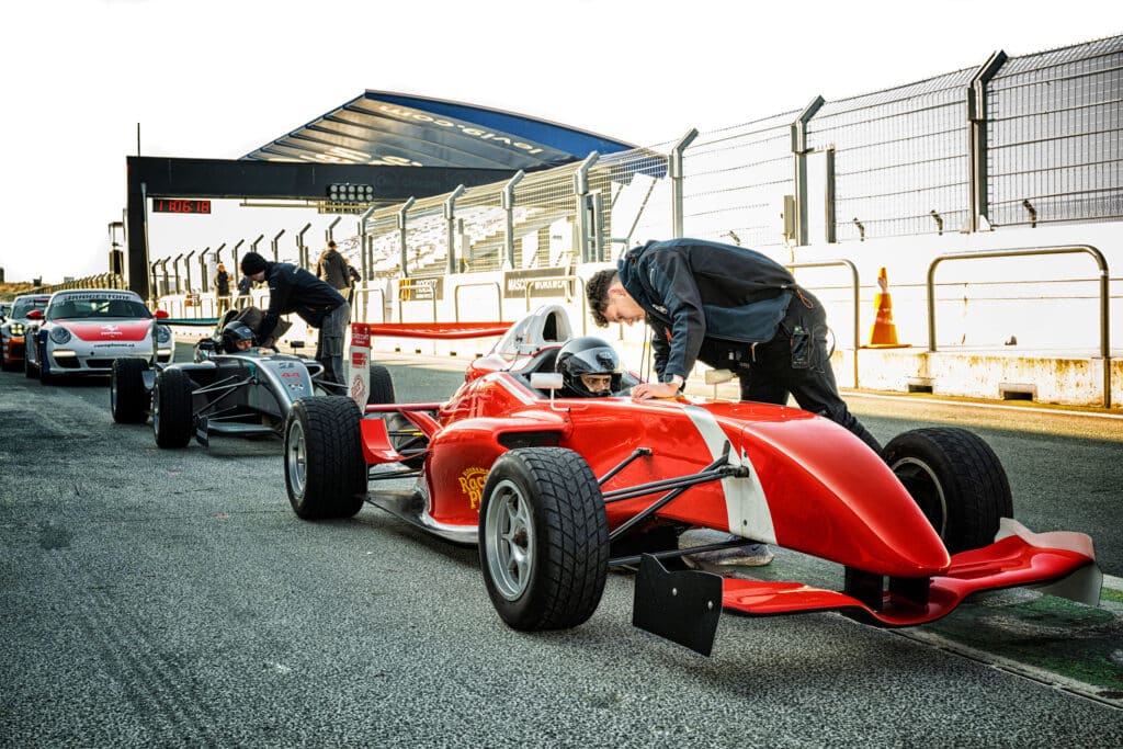 Raceauto's bij start Historic Grand Prix Zandvoort om zelf te gaan racen op het circuit Zandvoort