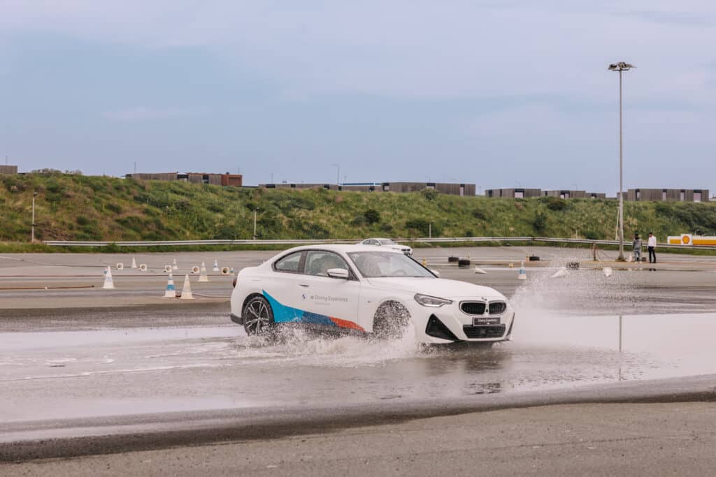 Slippende witte auto op slipschool Zandvoport