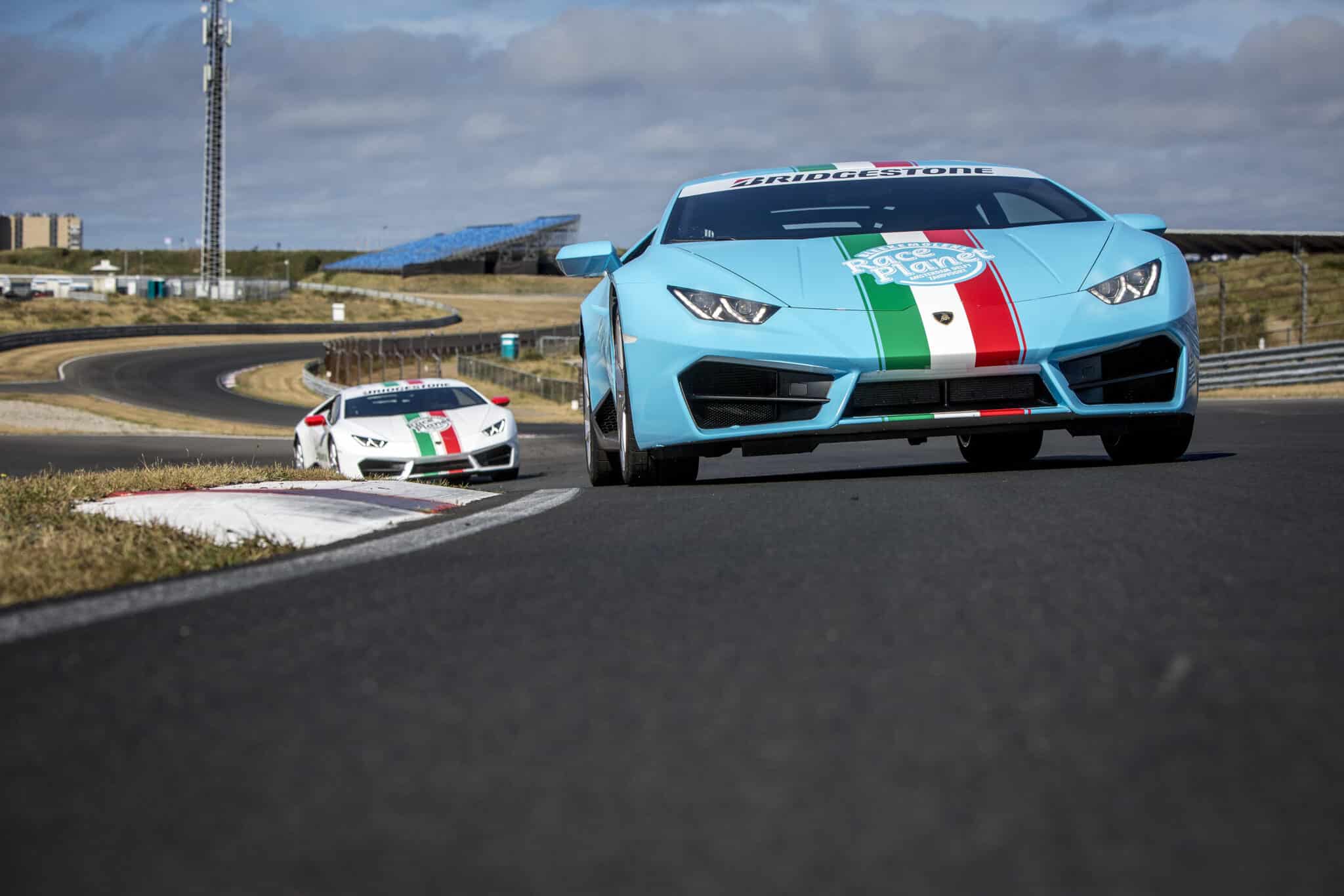 Twee raceauto's van Race planet rijdend op Circuit Zandvoort