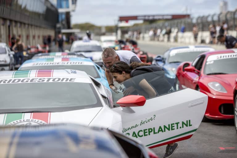 raceauto's in de pitsstraat van Circuit Zandvoort