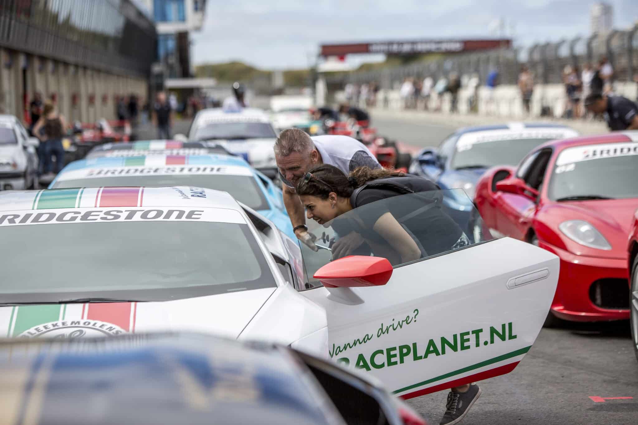 raceauto's in de pitsstraat van Circuit Zandvoort