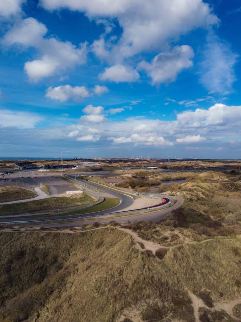 Droneshot van Circuit Zandvoort vanuit de duinen