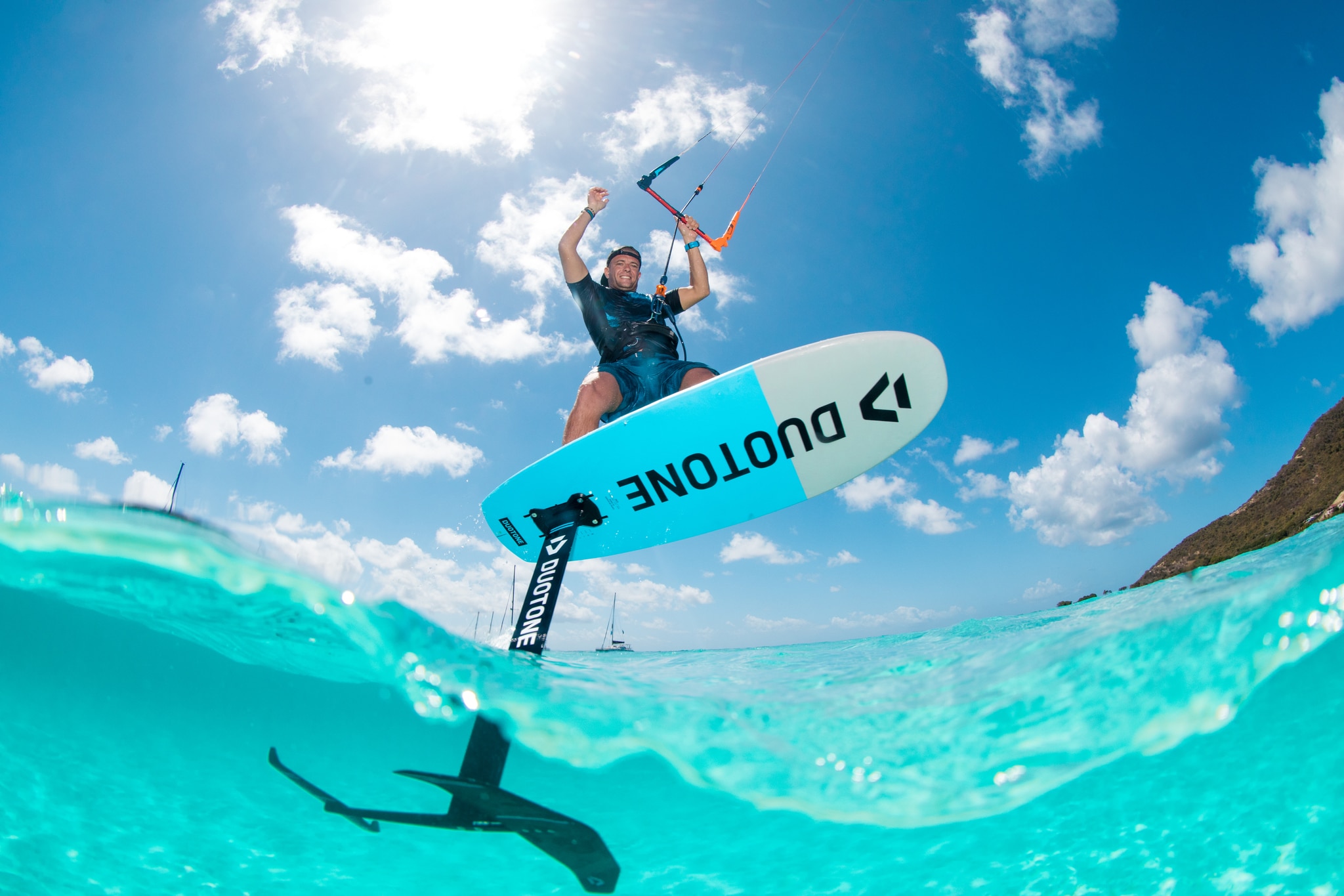 Kitefoiler in de zee