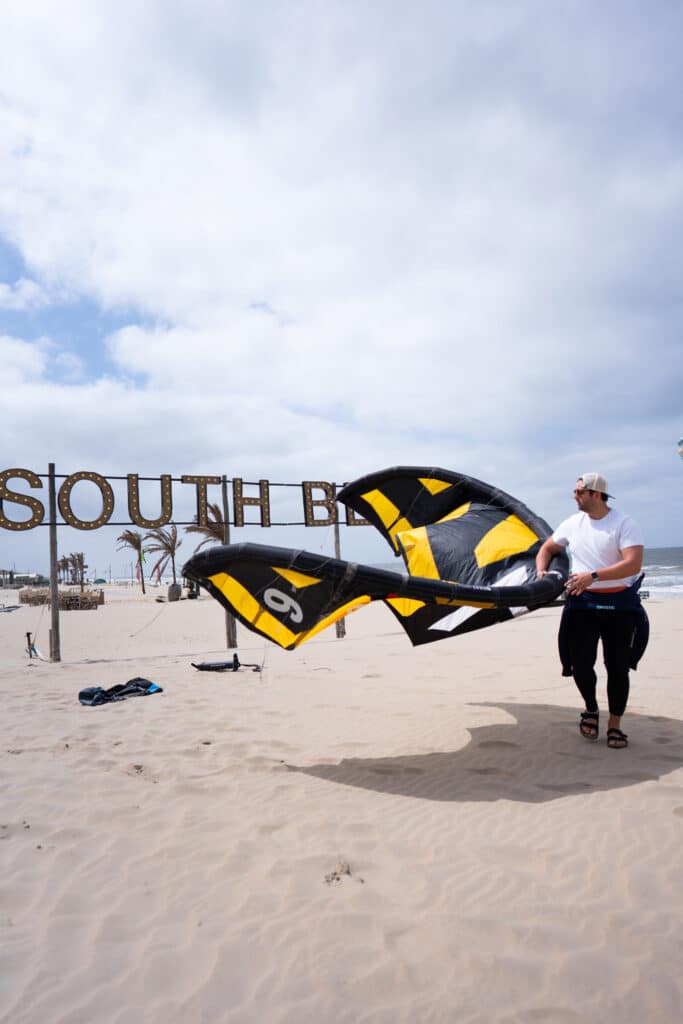 Man op South beach maakt zich klaar om te gaan kitesurfen in de Noordzee bij Zandvoort