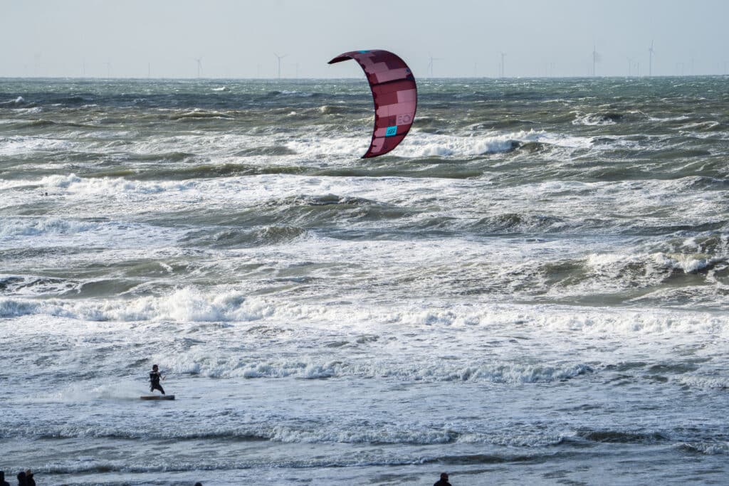 Kitesurfen in de noordzee voor Zandvoort