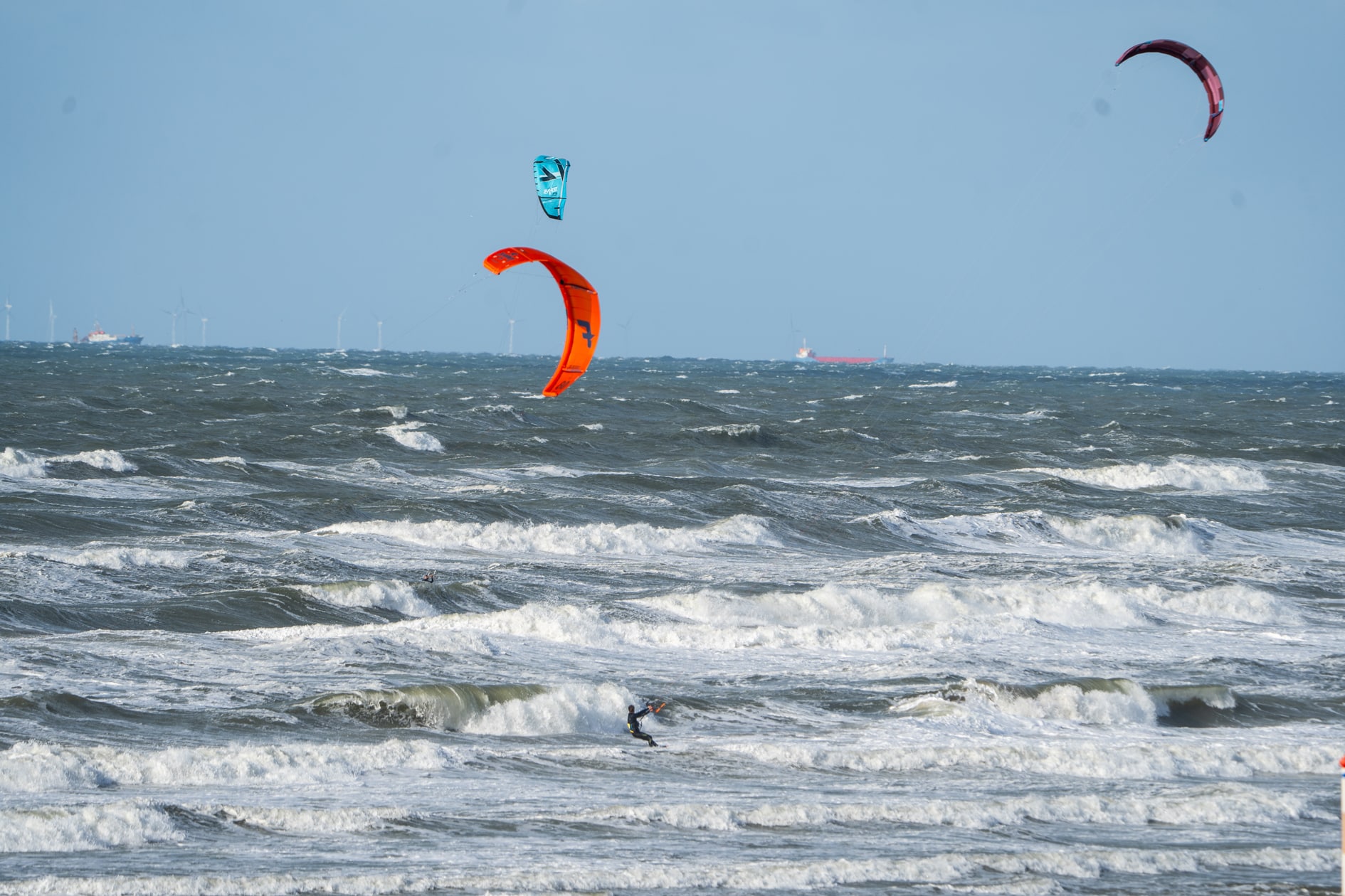 Kitesurfen in Zandvoort: Kitesurfers in de Noordzee