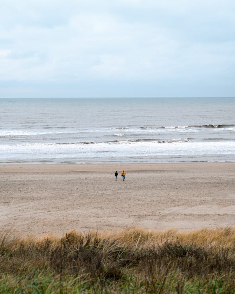 overzichtsfoto van het zandvoortse strand