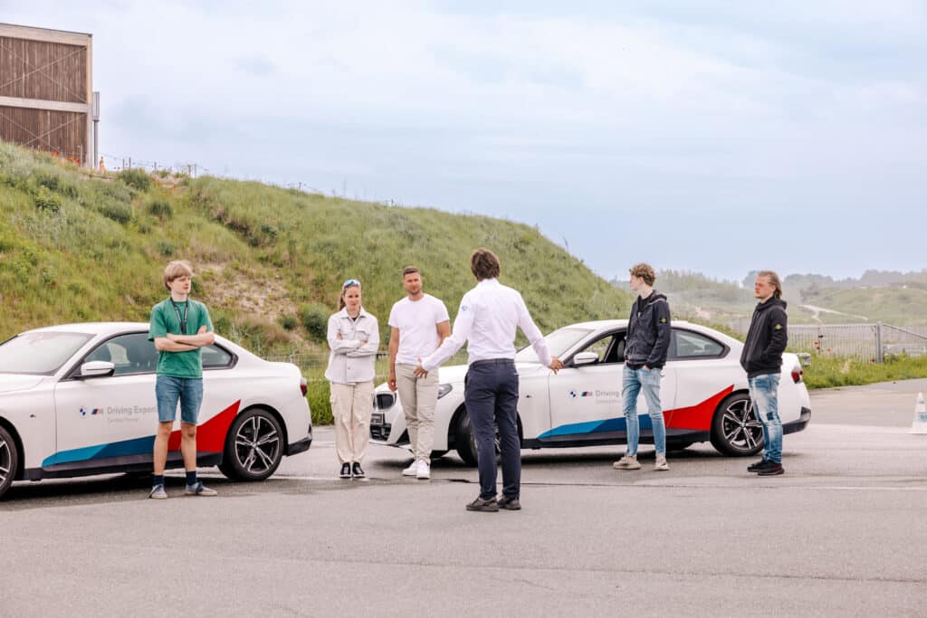 Slipcursus met een groep bij BMW Driving Experience Slotemakers