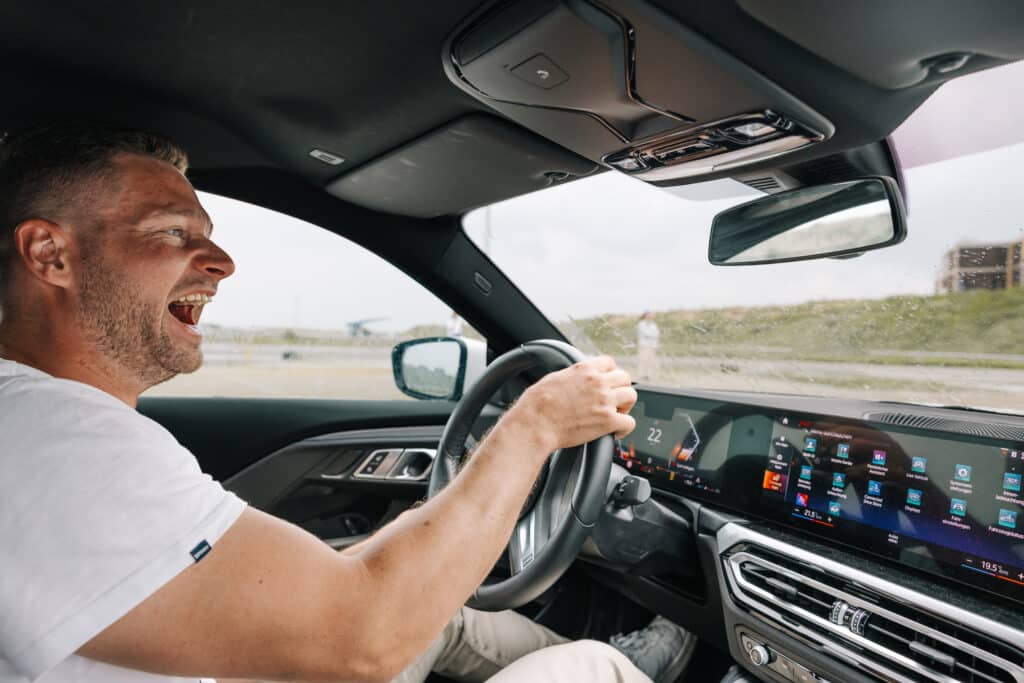 Bobslee kampioen Johannes Lochner tijdens een anti slipcursus b ij BMW Driving Experience Slotemakers
