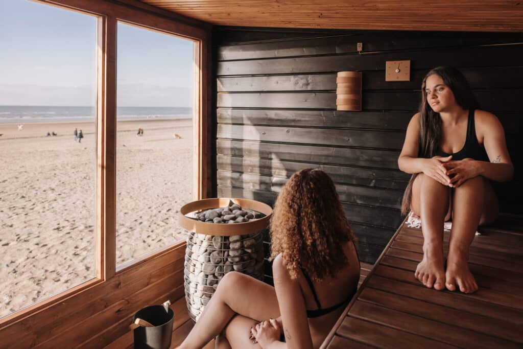 2 vrouwen in Billies Sauna op het strand met uitzicht op zee