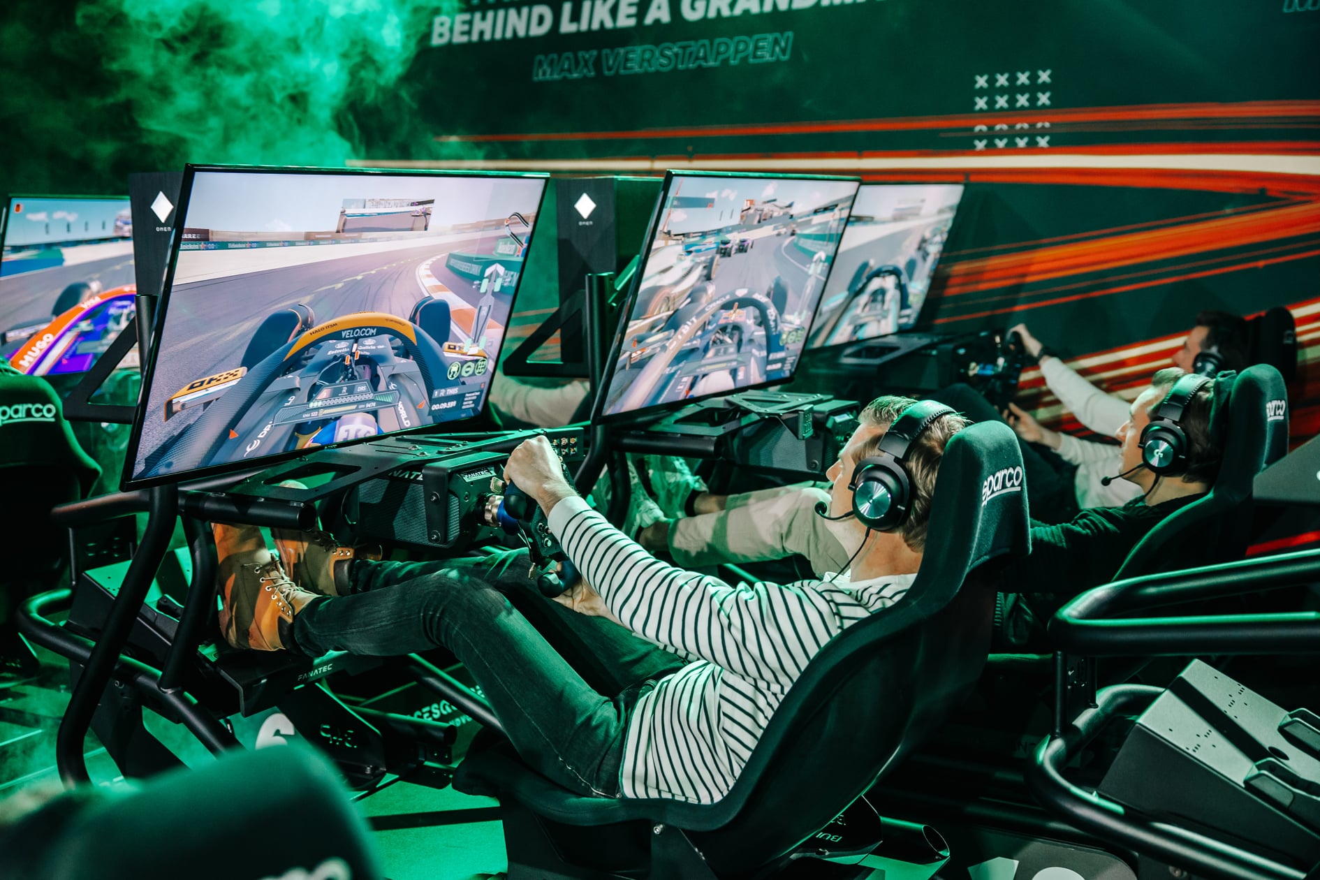 Mannen in de racesimulator sim racen tegen elkaar bij Racesquare Zandvoort op Circuit Zandvoort