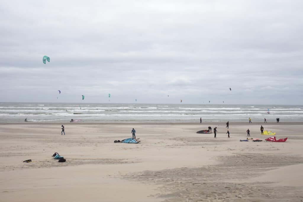 Kitesurfen in Zandvoort: Kitesurfers in de Noordzee en op het strand