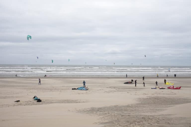 Kitesurfen in Zandvoort: Kitesurfers in de Noordzee en op het strand