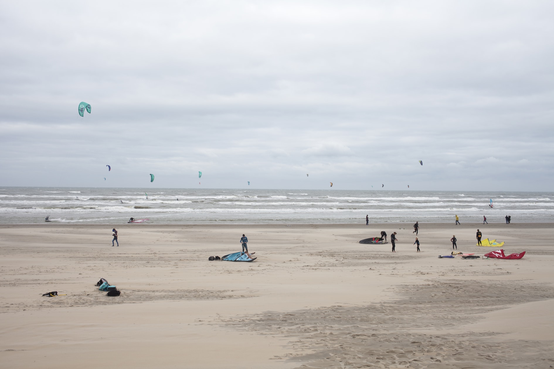 Kitesurfen in Zandvoort: Kitesurfers in de Noordzee en op het strand