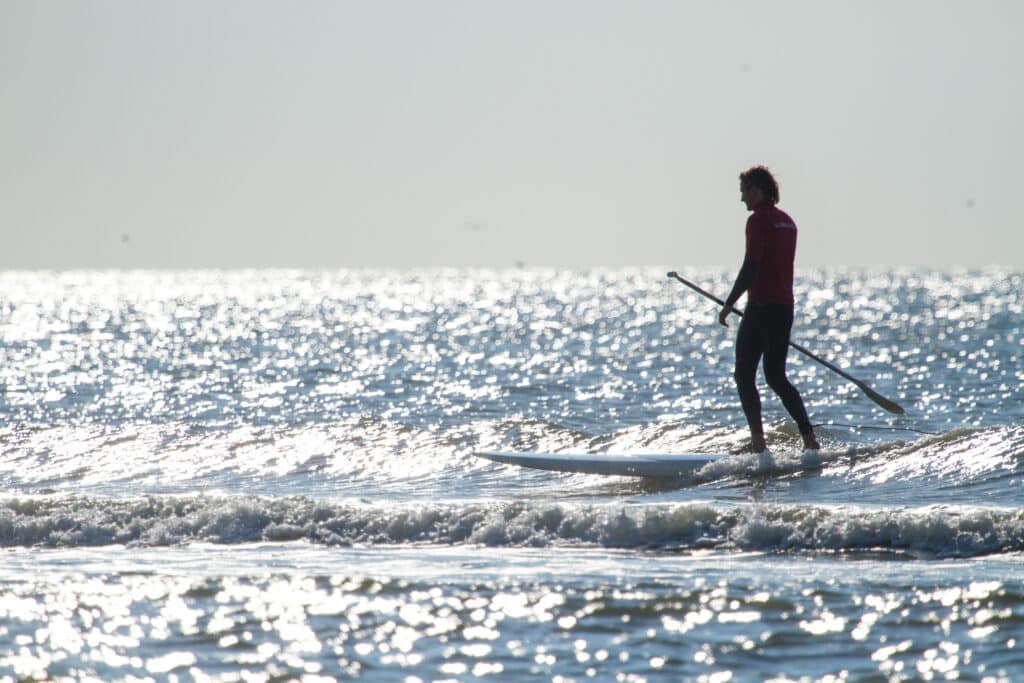 Supper op een supboard in de noordzee bij Surfana Zandvoort