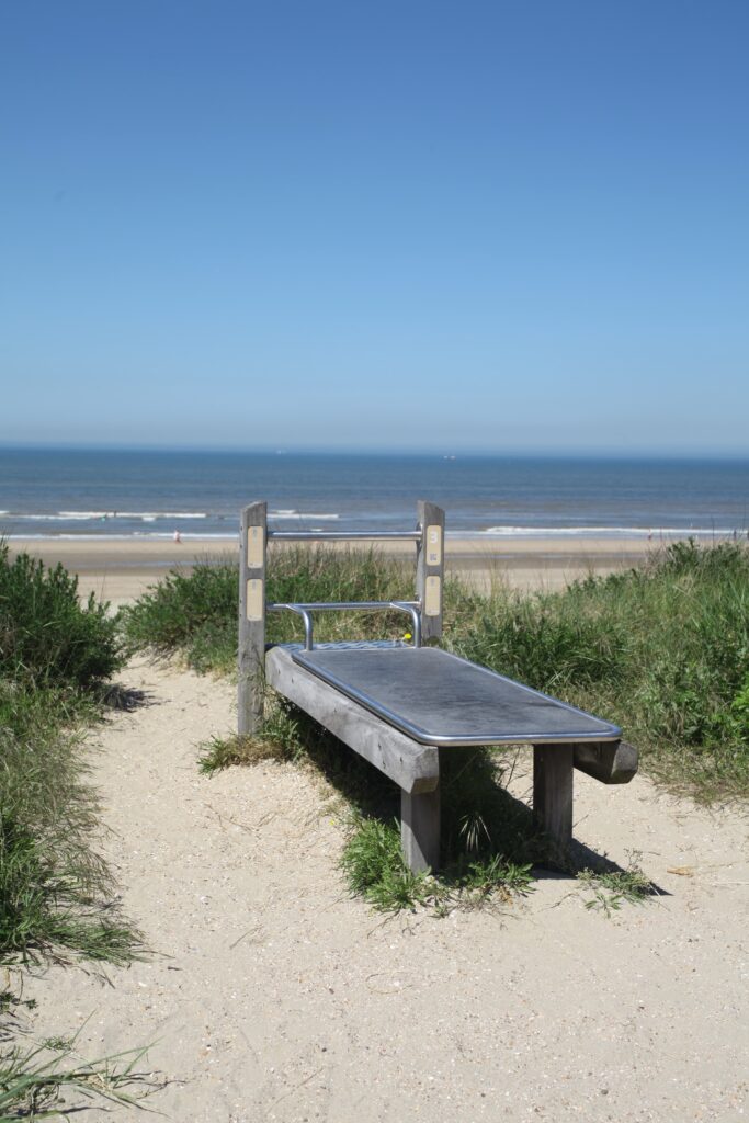 Fitness toestel langs de boulevard, met uitzicht op zee voor een sportieve workout.