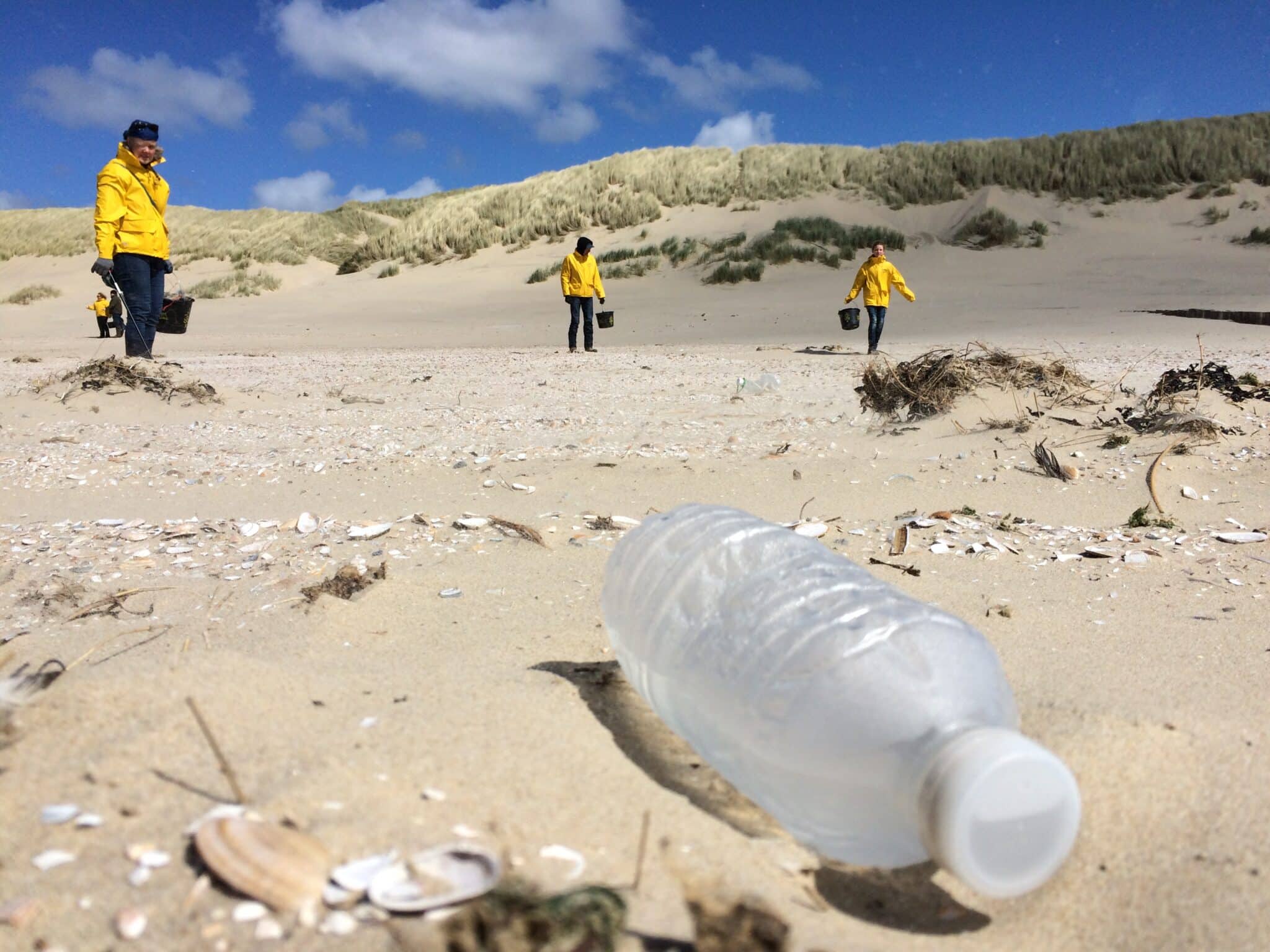 Strandjutters van Juttersgeluk ruimen plastic op van het strand