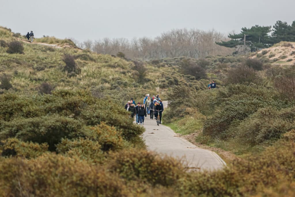 Natuur in Zandvoort: Wandelaars en fietsers op een fiets- en wandelpad in Nationaal park Zuid-Kennemerland