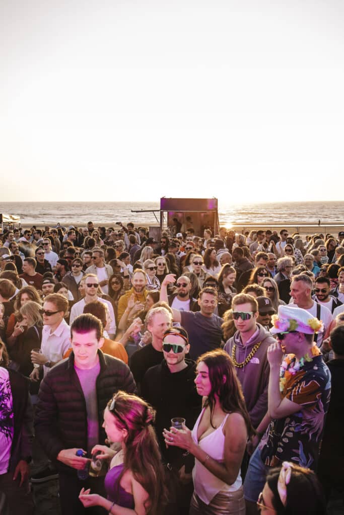 Strandfeest Zandvoort Alive bij Mango's Beachbar op het strand