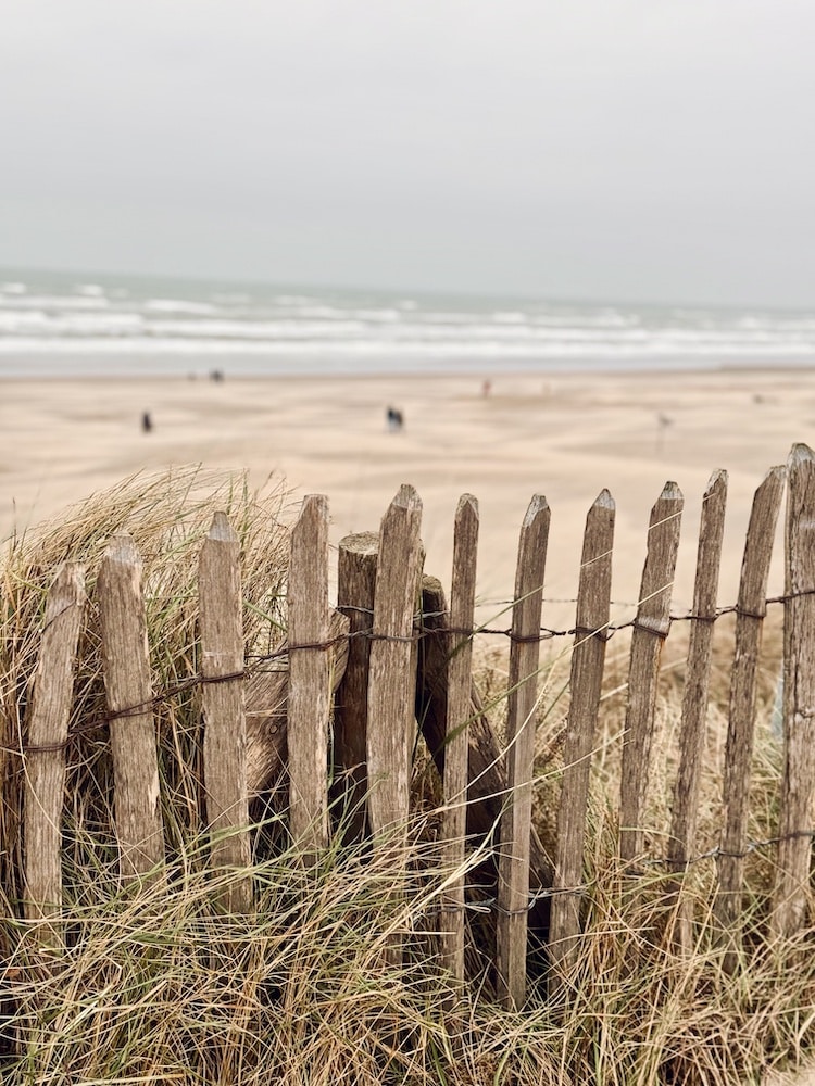 foto van het strand met een schakenhek op de voorgrond