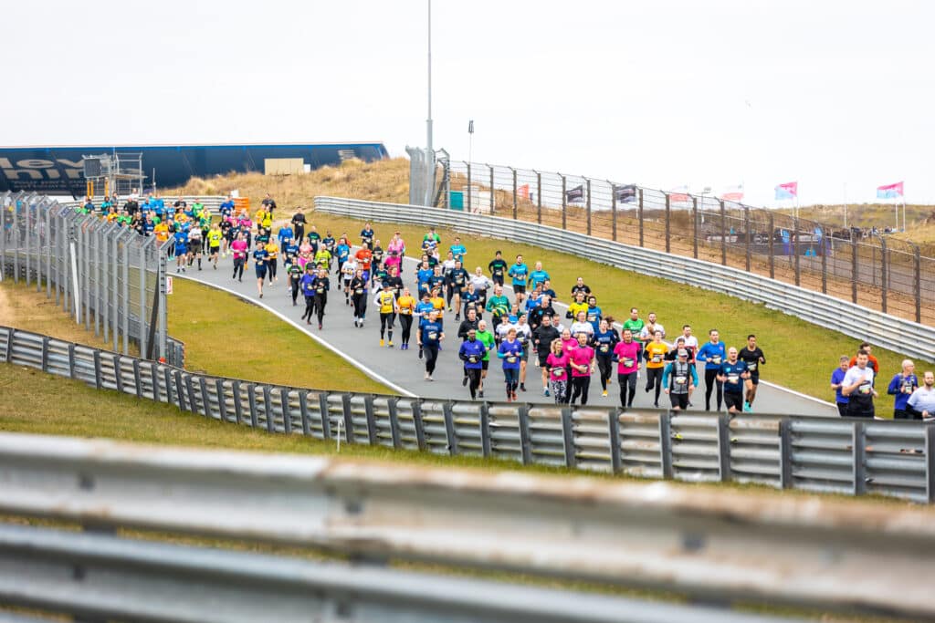 Deelnemers aan de Zandvoort Circuit Run op Circuit Zandvoort