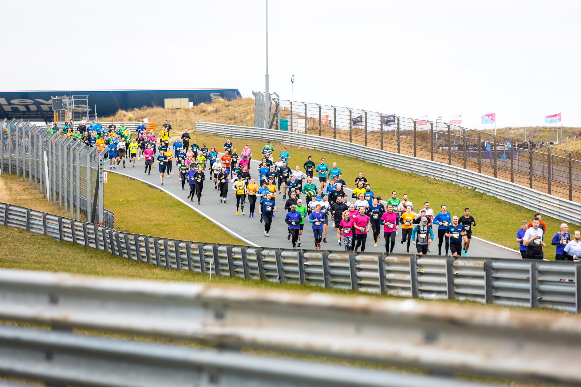 Deelnemers aan de Zandvoort Circuit Run op Circuit Zandvoort