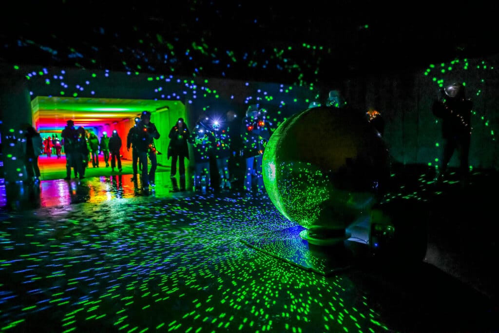 Wandelaars tijdens de Zandvoort Light Walk bij een van de lichtkunstwerken