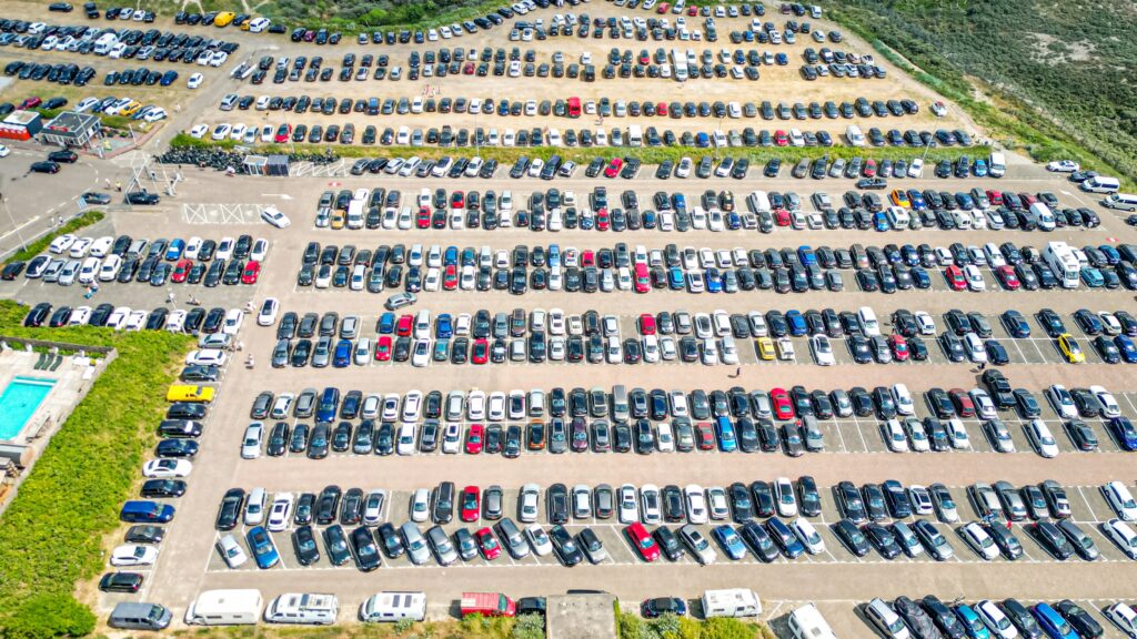 Droneshot van geparkeerde auto's op parkeerterrein de zuid