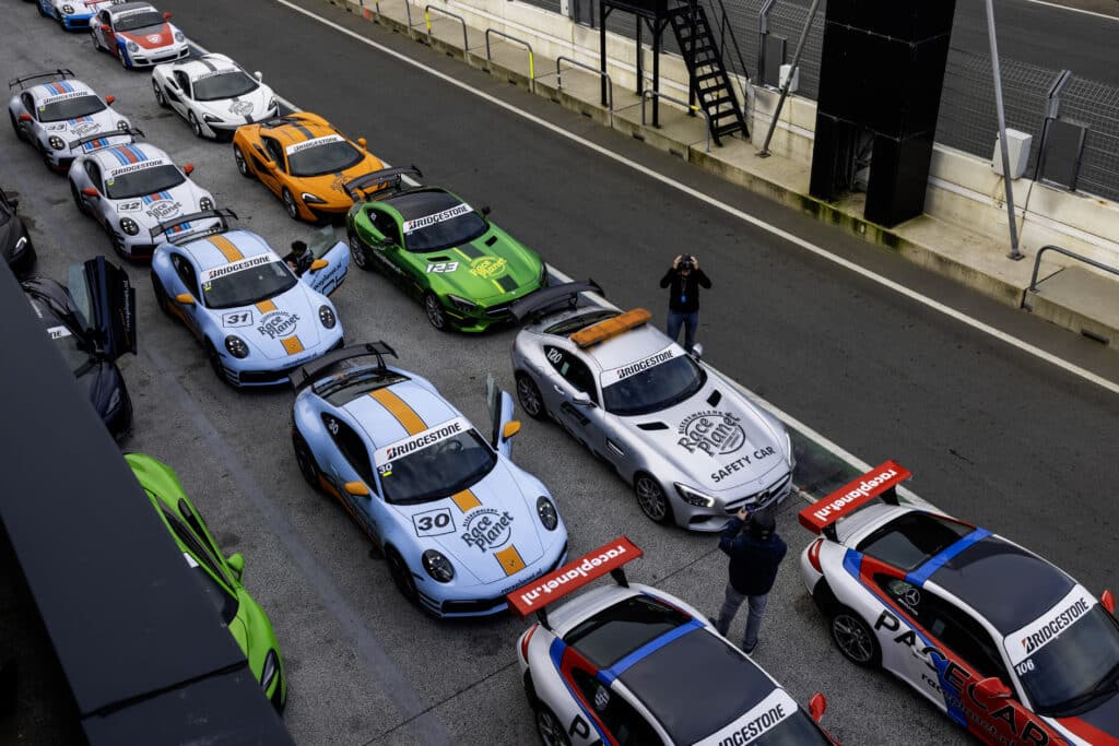 Klassieke raceauto's in de pits van Circuit Zandvoort