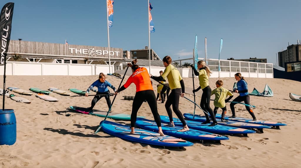 Surfers krijgen les op het droge voor watersportcentrum The Spot