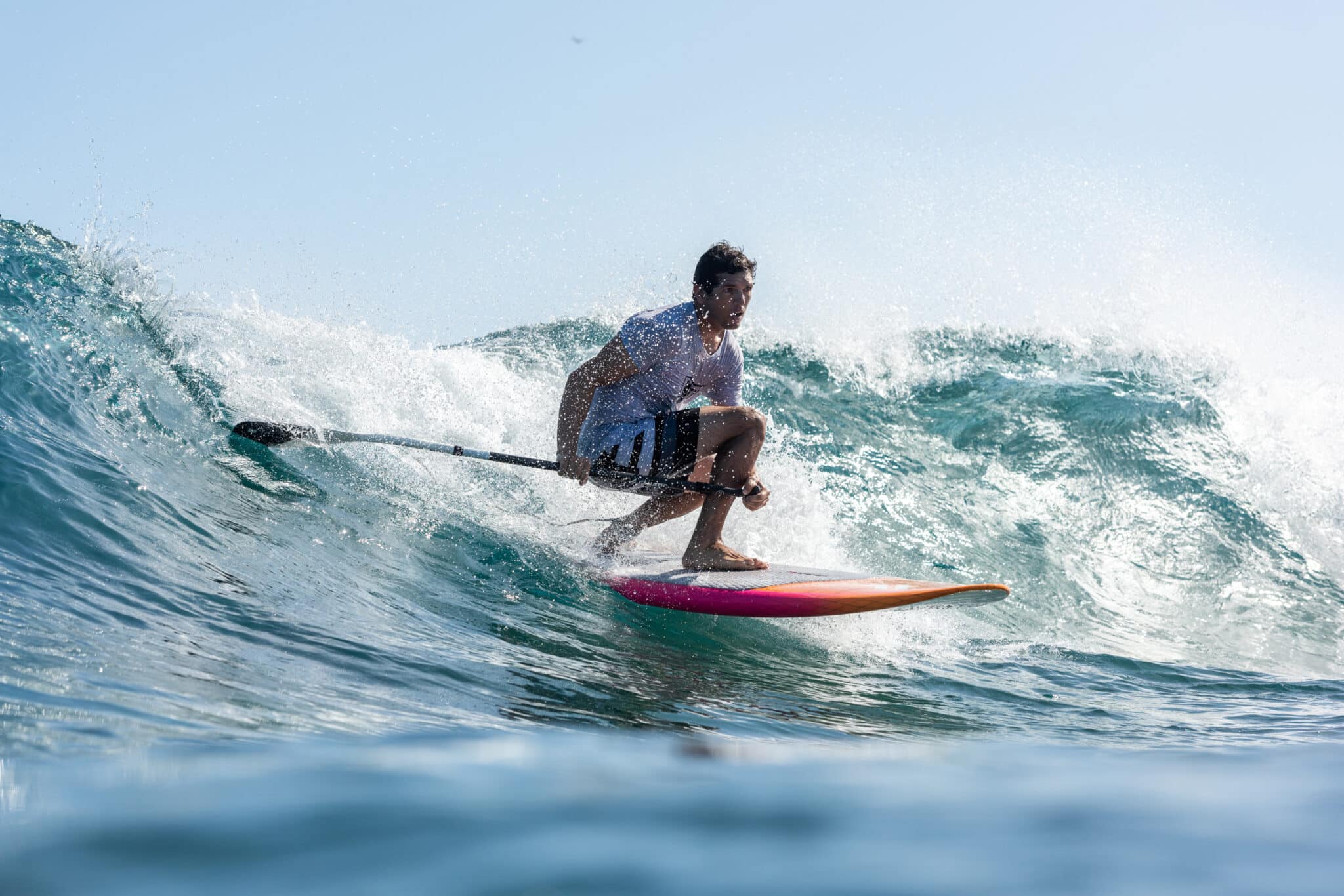 Mannelijke supper pakt een golf op een supboard