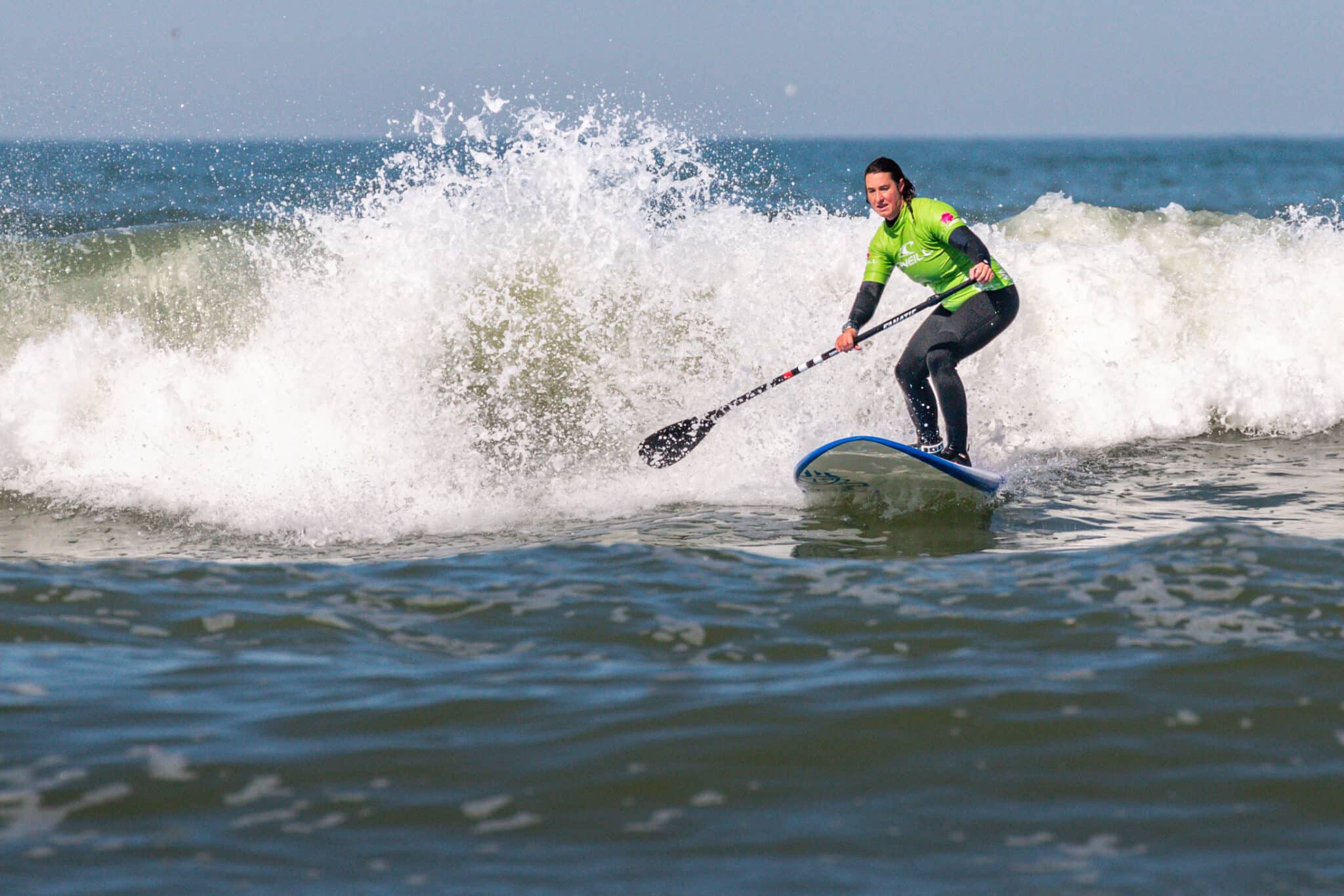 Vrouwelijke supper pakt een golf staan dop een supboard