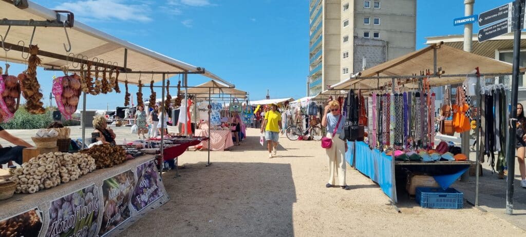 Kramen op de cadeaumarkt op de boulevard van Zandvoort.