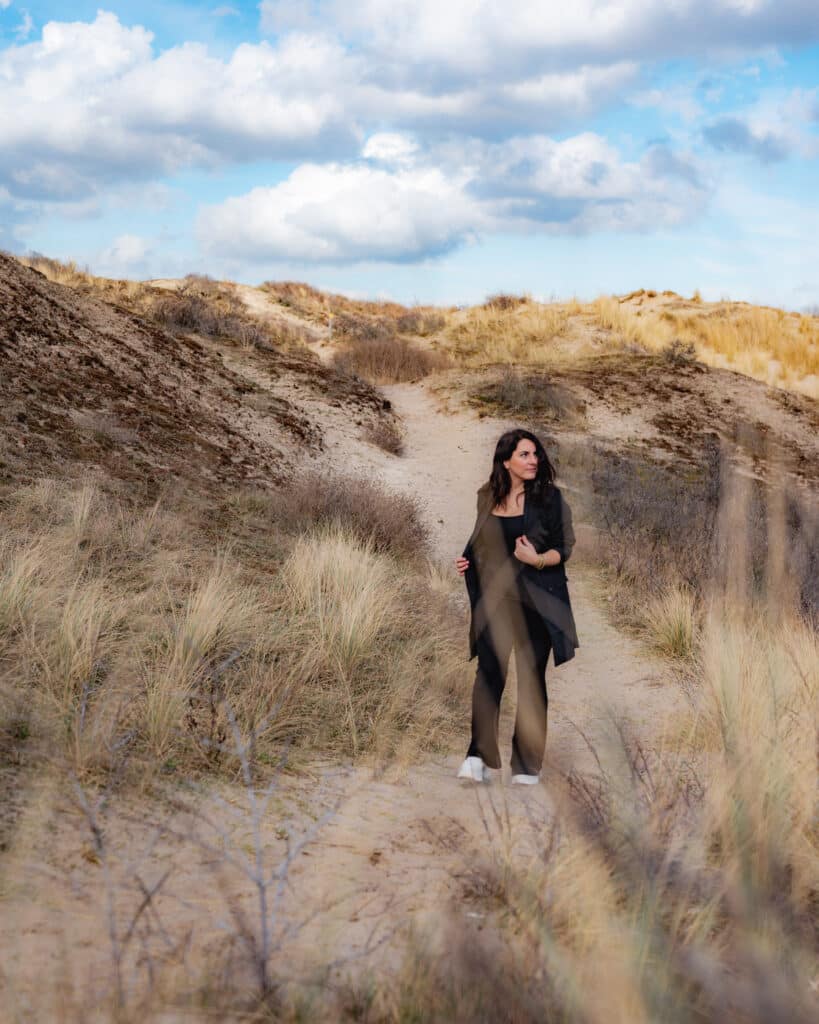 Vrouw wandelend door de duinen in Zandvoort
