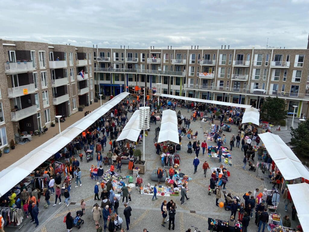 Dronefoto van de Koningsdag vrijmarkt.