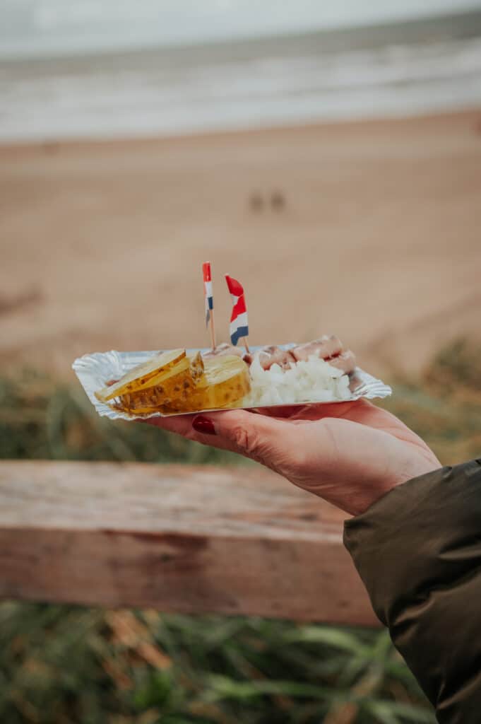 Verse haring met het strand in de achtergrond.