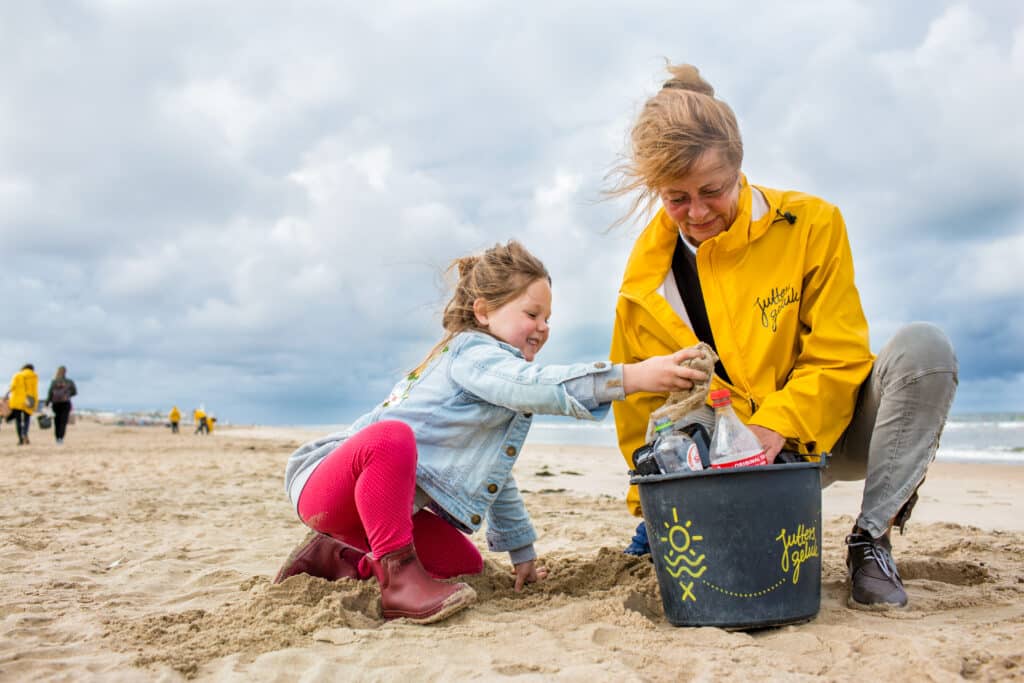 Moeder en dochter doen mee met de Beach clean up van Juttersgeluk