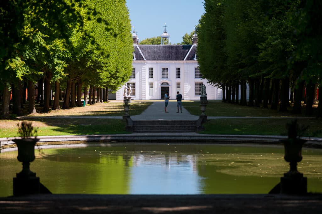 Landgoed Beeckestijn in Velsen-Zuid met de vijver op de voorgrond