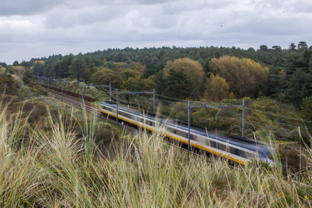 Trein naar Zandvoort vanuit Haarlem en Amsterdam door de duinen