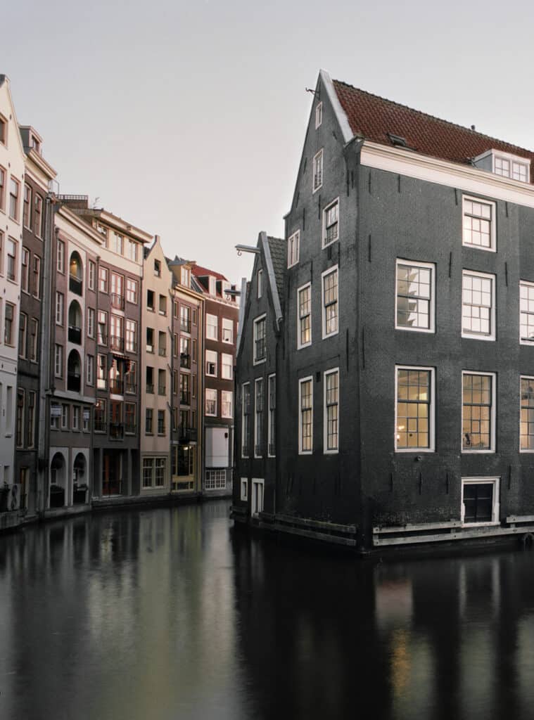 Huizen aan de grachten in Amsterdam