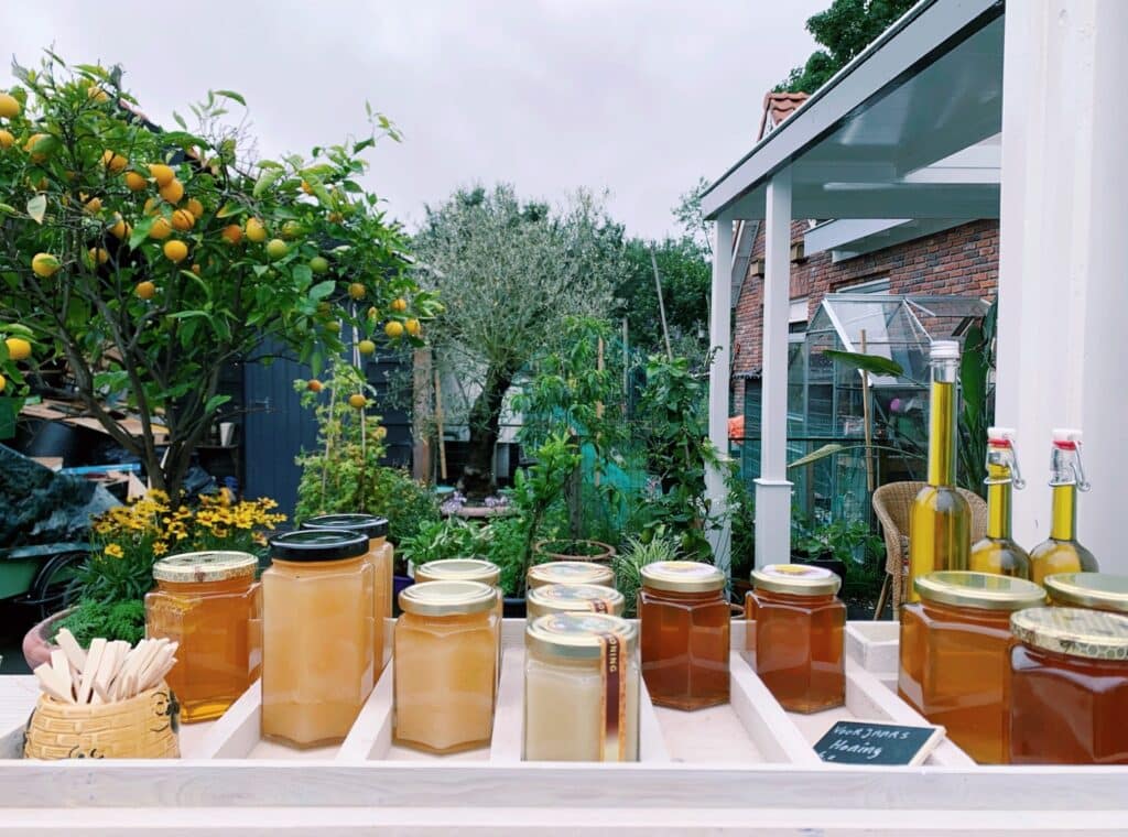 Verschillende soorten honing bij de Bijentuin.